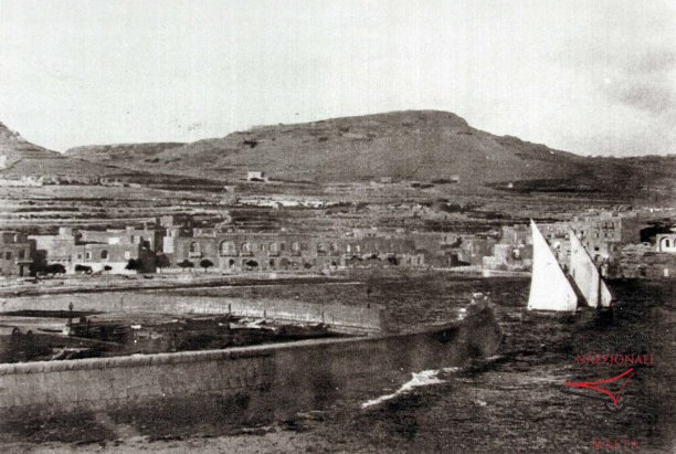 Il-Menqa breakwater and boats