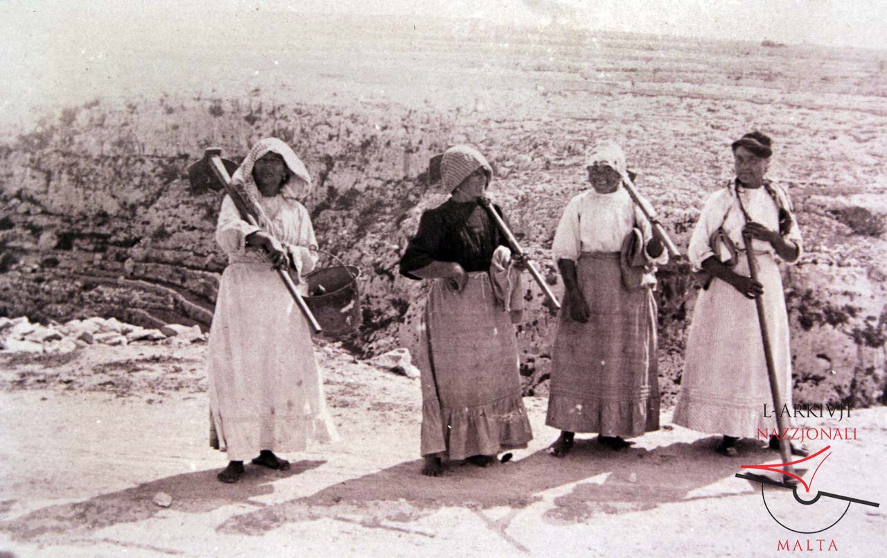 Peasant women at Ta’ Ċenċ