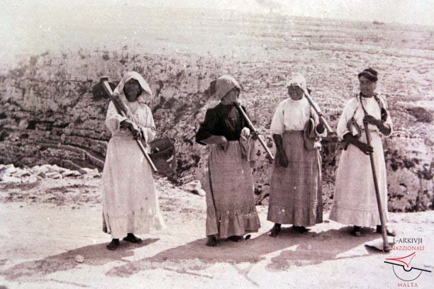 Peasant women at Ta’ Ċenċ