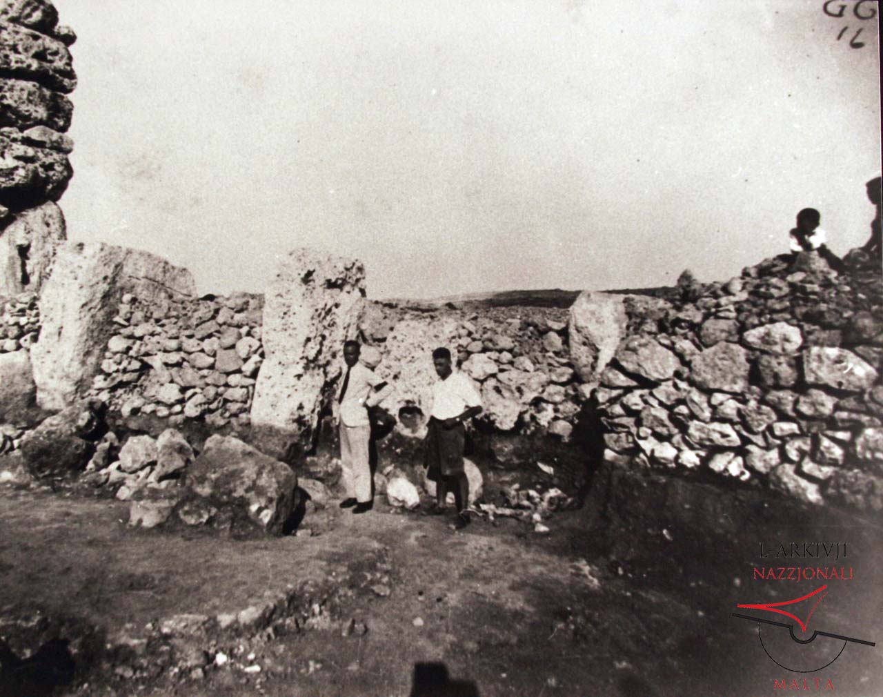 Ġgantija Temples - Cleaning of plaza entrance