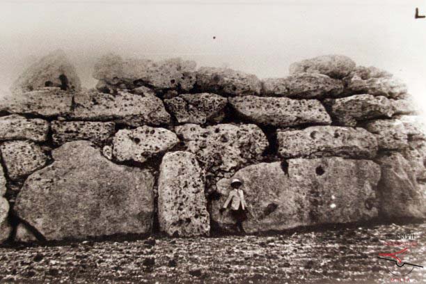 Ġgantija Temples' perimeter wall