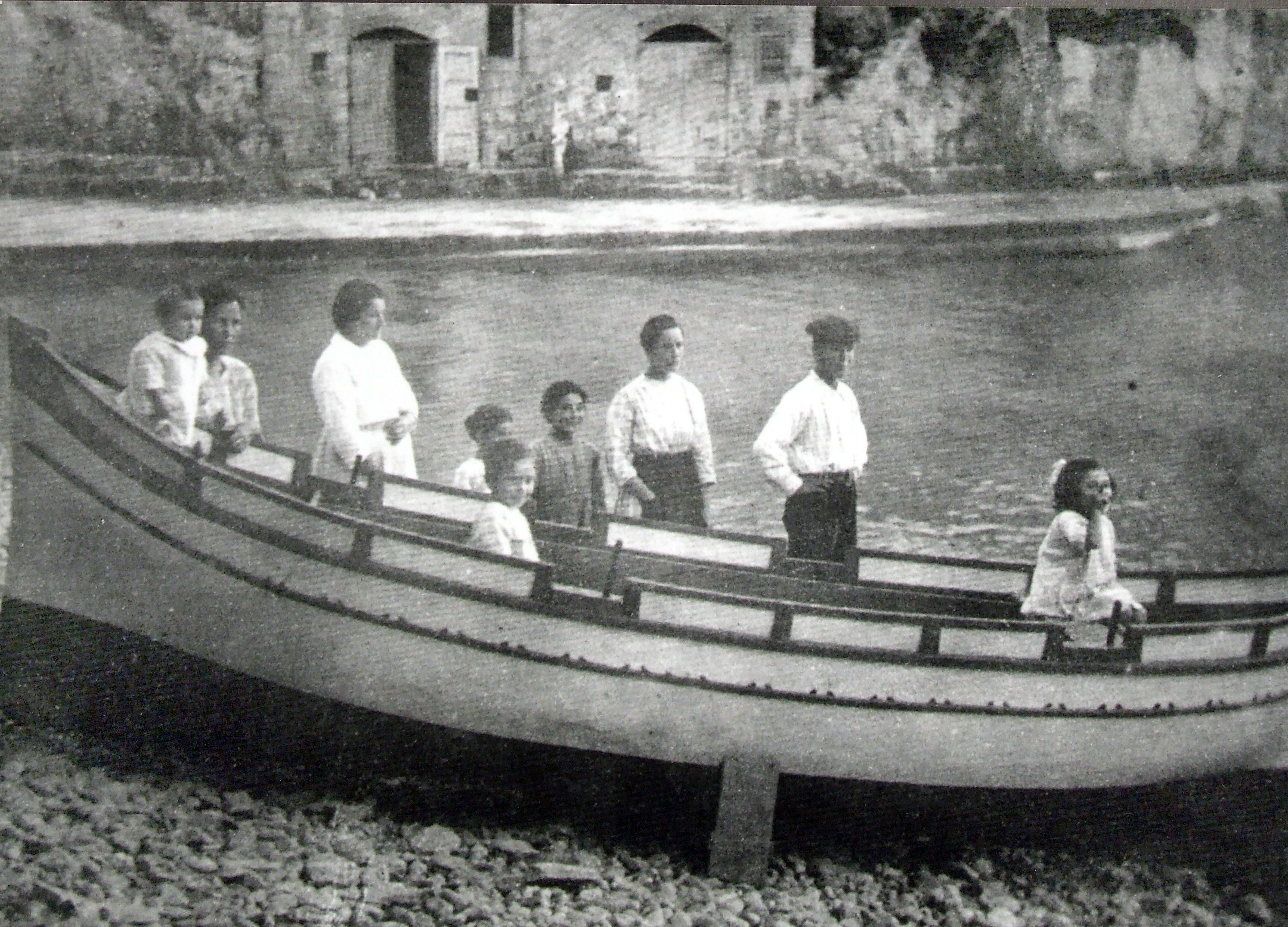 Family outing by boat in Xlendi