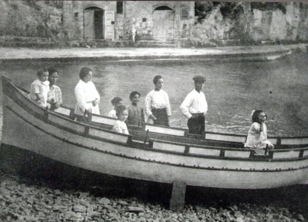 Family outing by boat in Xlendi