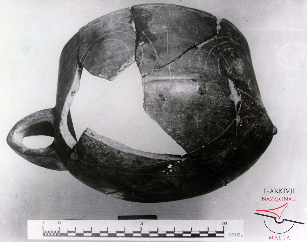 Ġgantija Temples - Pottery receptacle