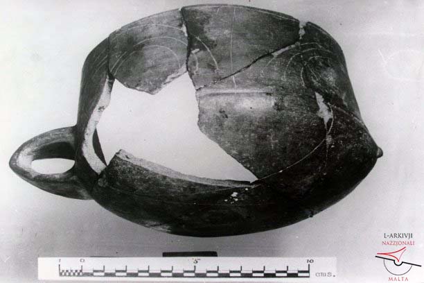 Ġgantija Temples - Pottery receptacle