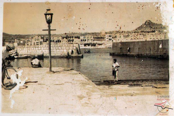 Boy with fishing net at Il-Menqa