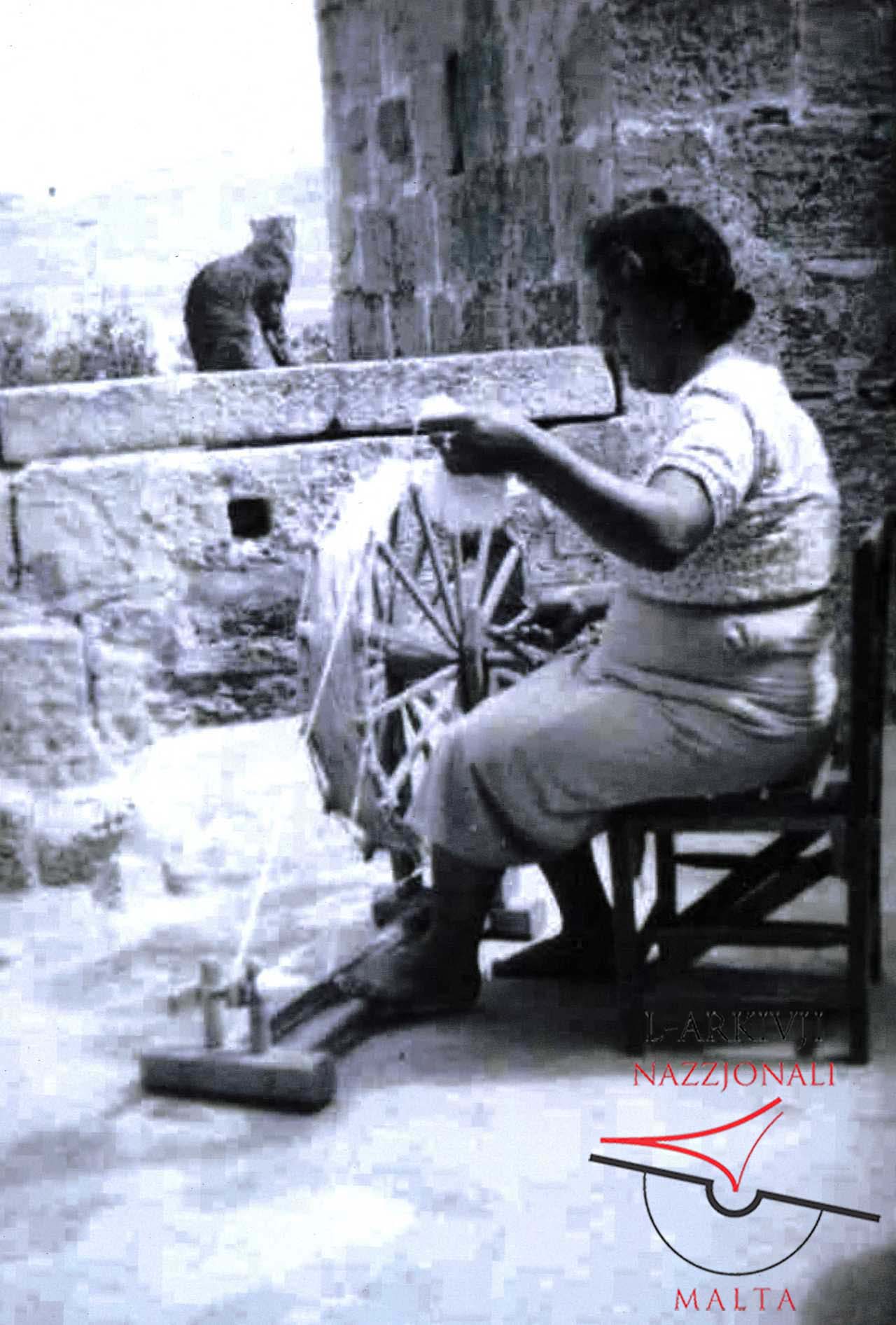 Woman at the spinning wheel