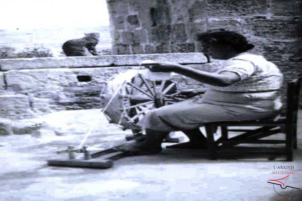 Woman at the spinning wheel