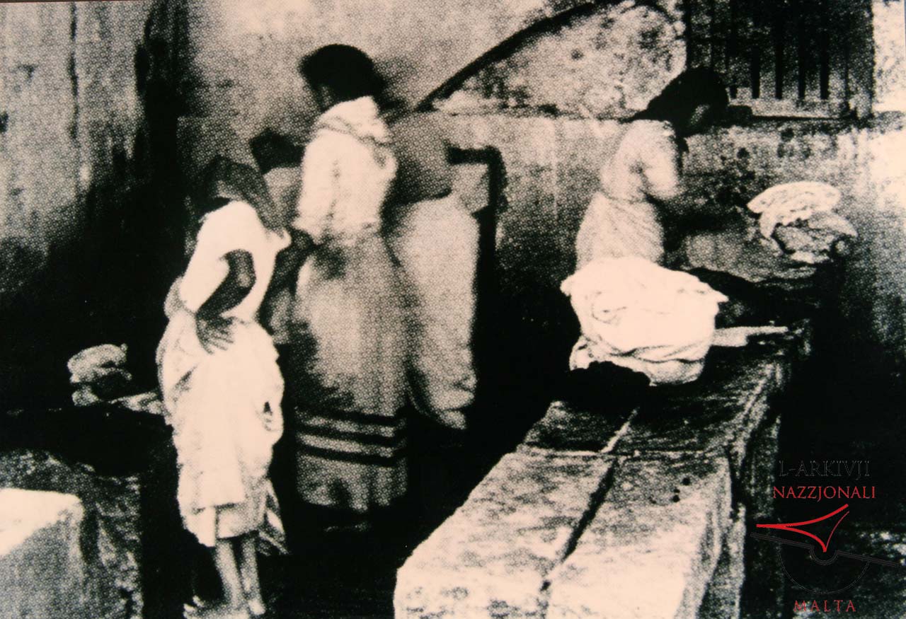 Women washing at Fontana spring