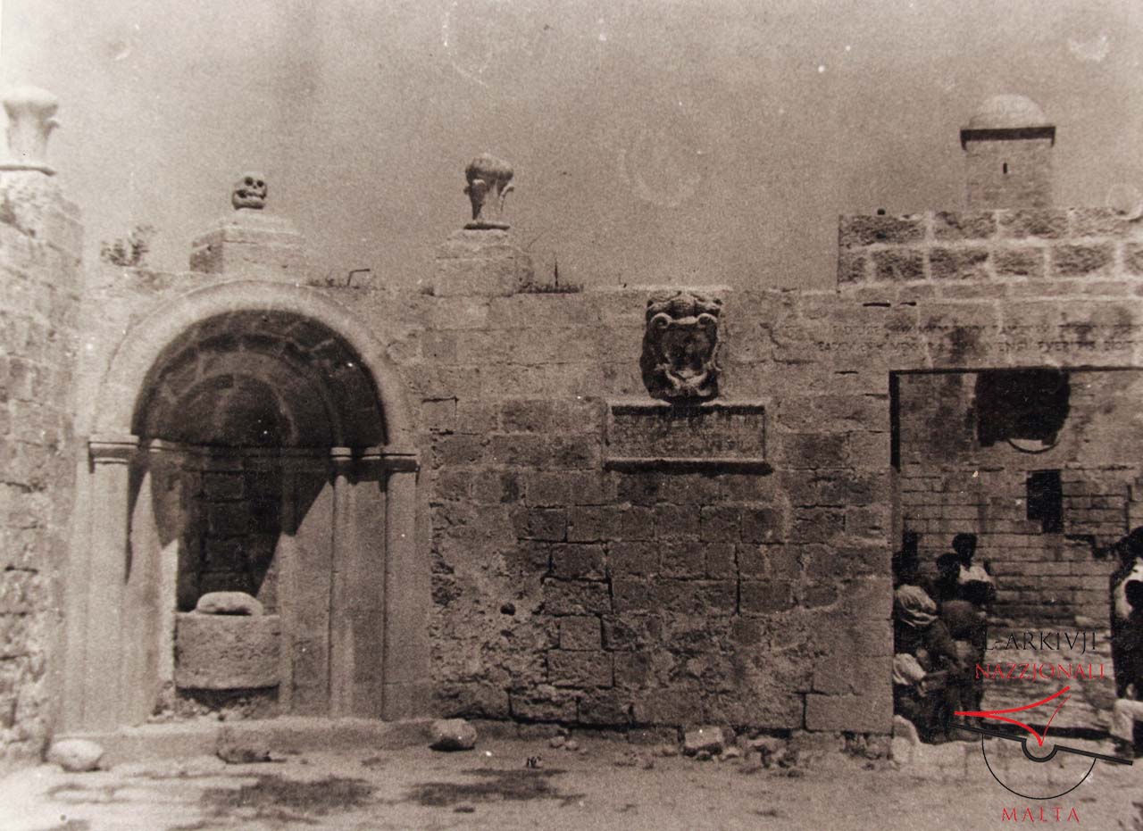 Gourgion Tower's main door and fountain