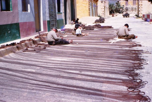 Mending nets in Xlendi