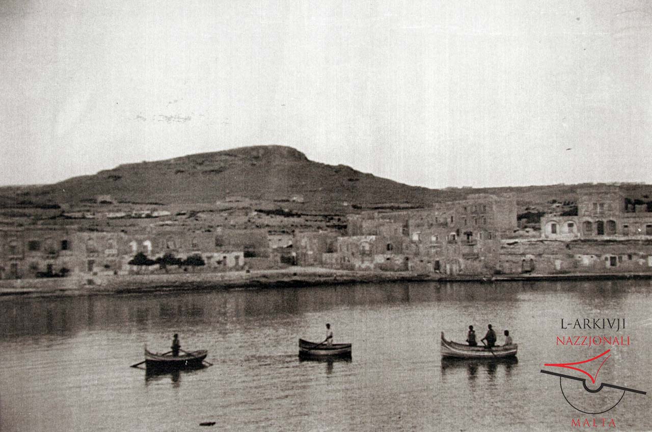 Il-Port with three boats