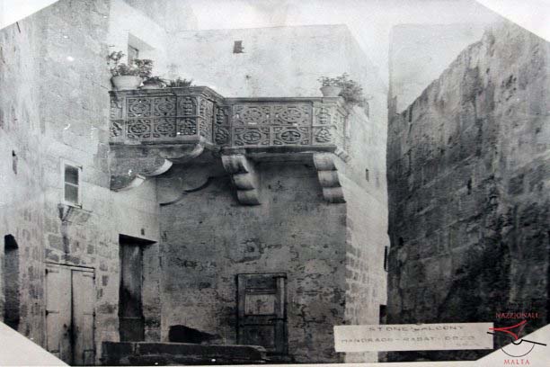 Carved stone balcony at Il-Mandraġġ 