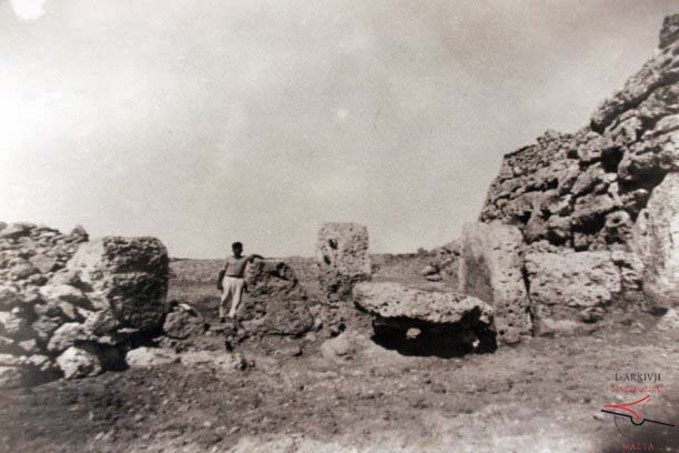 Ġgantija Temples' entrance to plaza