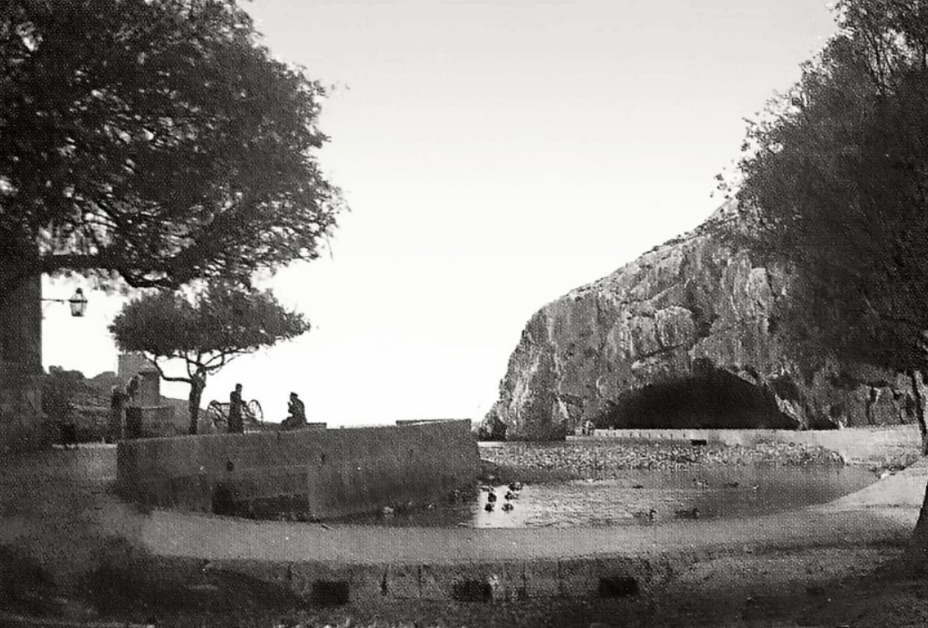 Serene Xlendi bay in early times