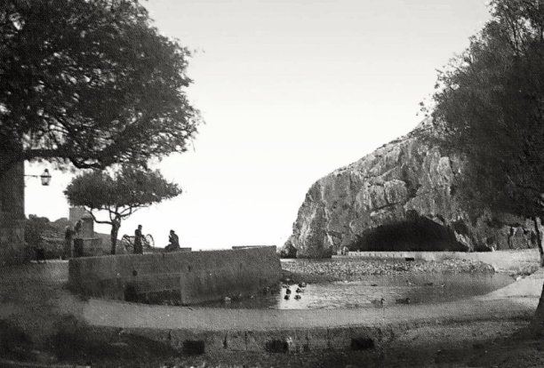 Serene Xlendi bay in early times