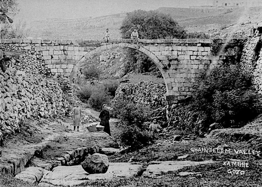 Stone arch in Wied l-Imġarr