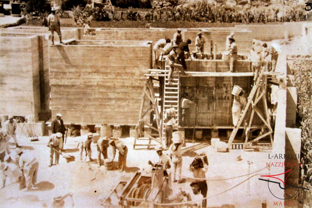 Manufacturing a caisson of the breakwater extension
