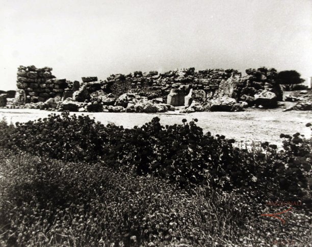 Ġgantija Temples' front plaza view