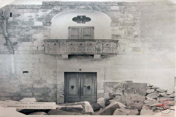 Stone balcony on Għammieża Street