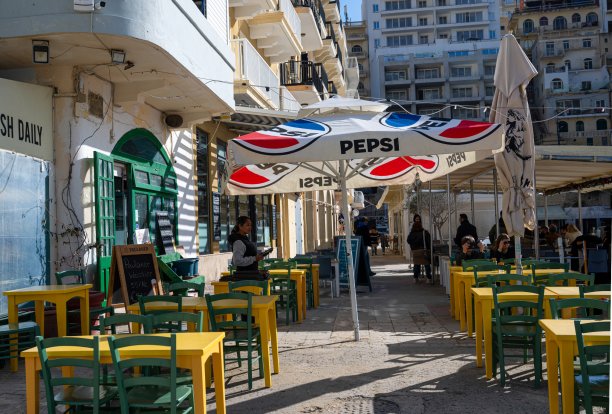 Seaside dining in Xlendi