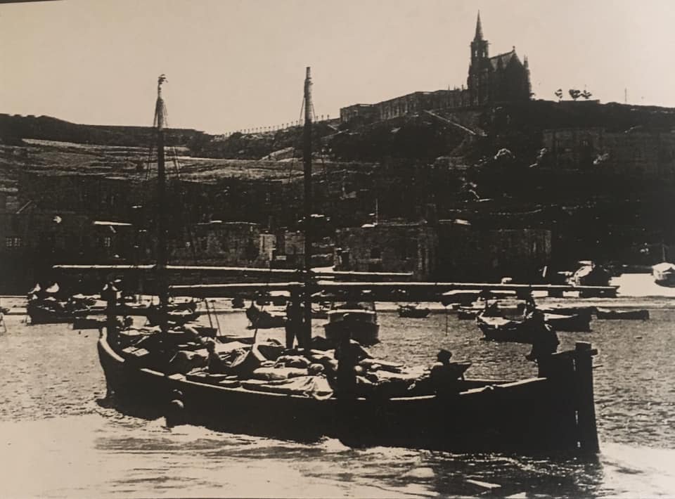 Dgħajsa tal-latini returning to port