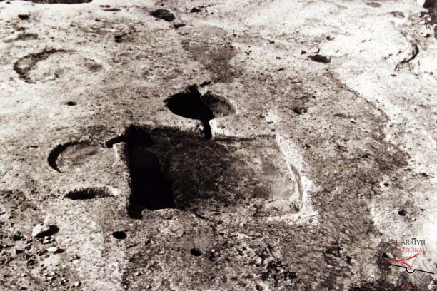 Ancient troughs and channels at Wied tal-Kissi