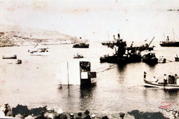 Launching of the first caisson of the breakwater extension