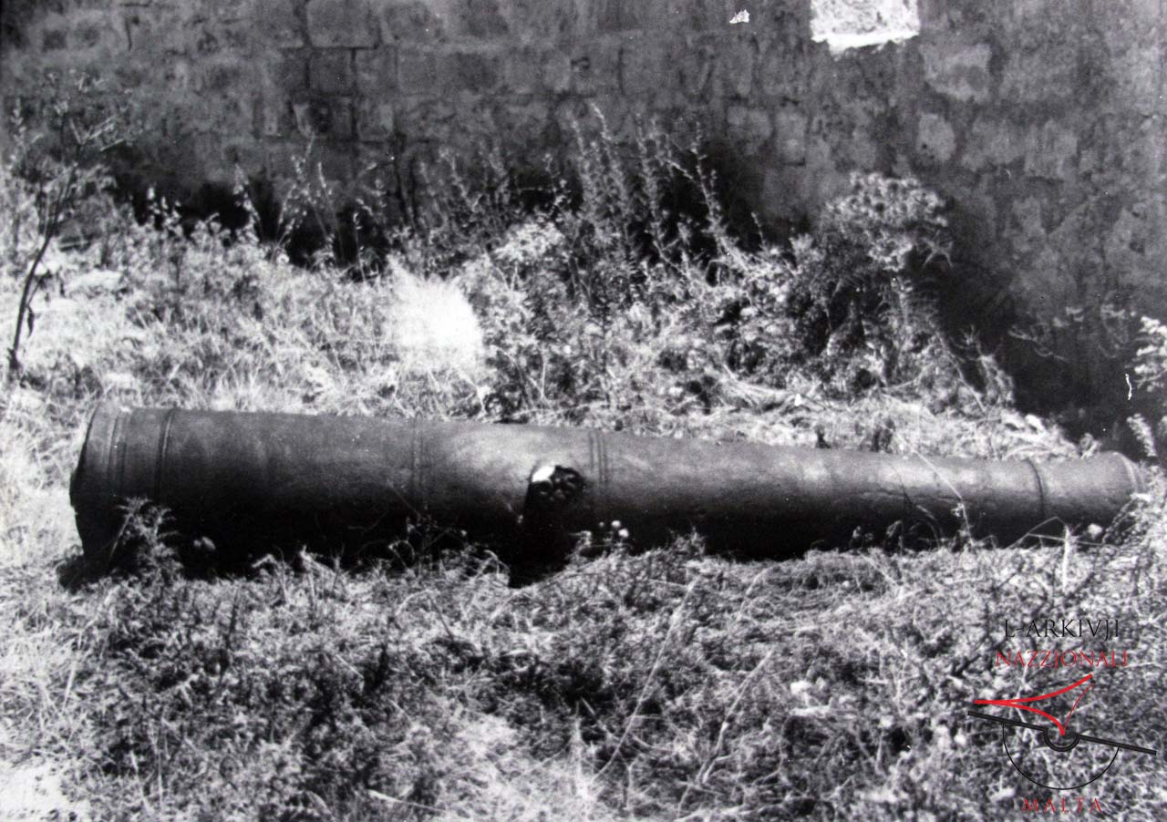 Comino Redoubt and cannon