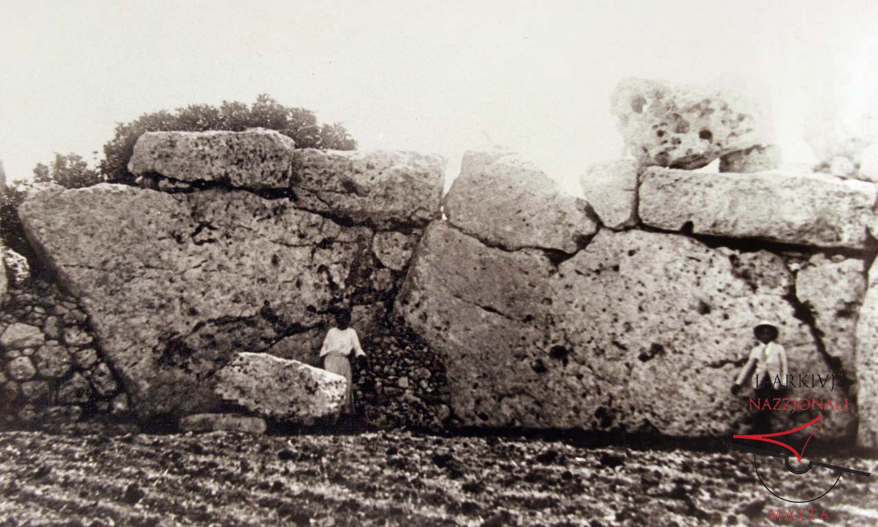 Ġgantija Temples' perimeter wall