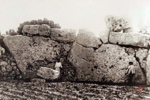 Ġgantija Temples' perimeter wall