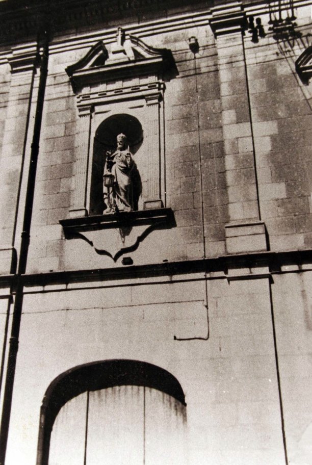 Niche on historic house in Għarb