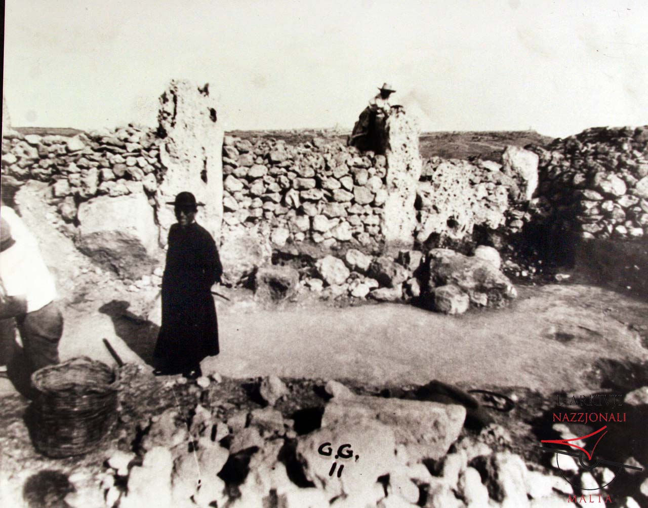 Ġgantija Temples - Cleaning of plaza entrance