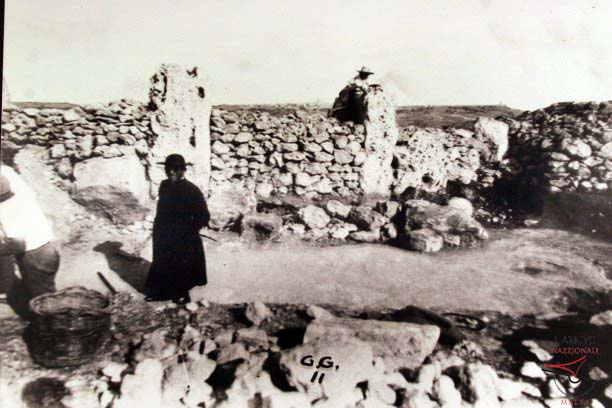 Ġgantija Temples - Cleaning of plaza entrance