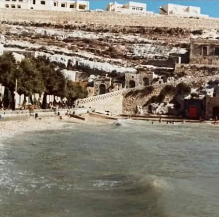 Waves by the Xlendi shore