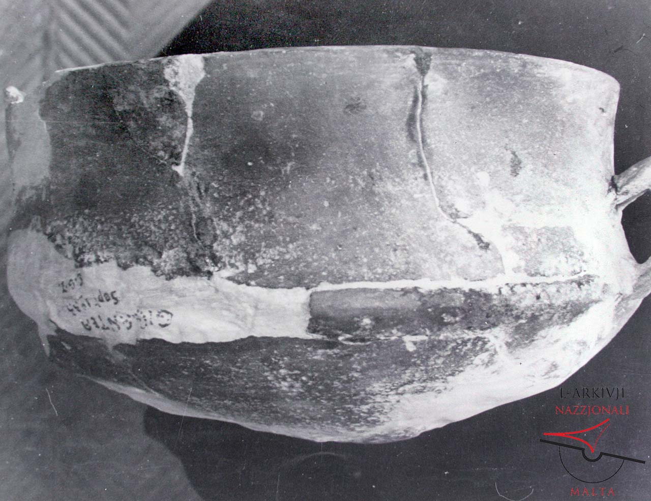 Ġgantija Temples - Pottery receptacle