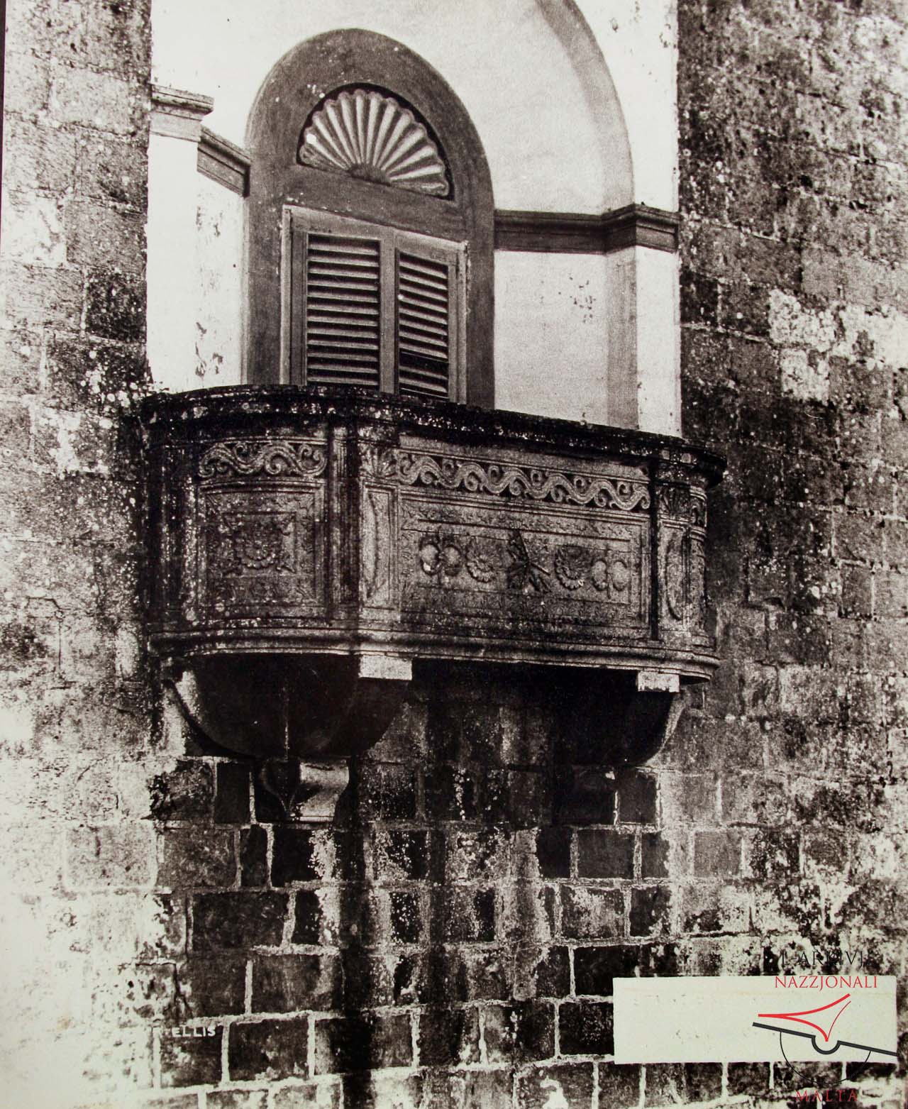 Stone balcony, Ta’ Riefnu
