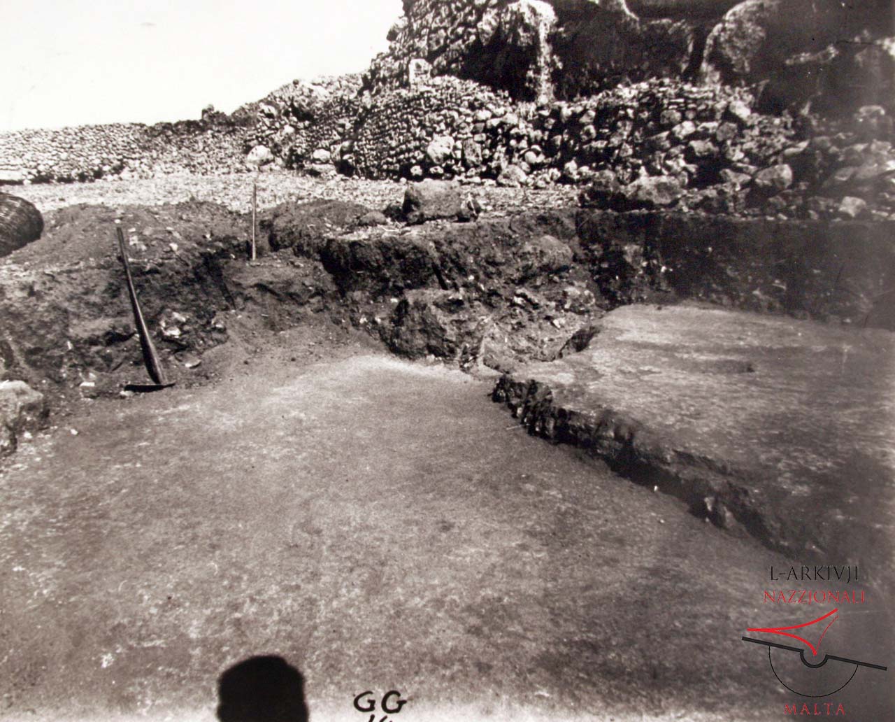 Ġgantija Temples - Cleaning perimeter wall