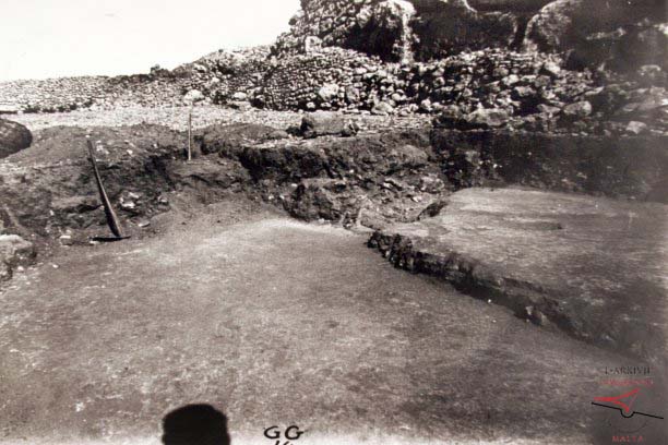Ġgantija Temples - Cleaning perimeter wall