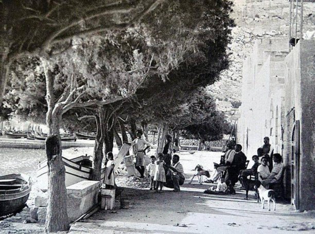 A leisurely day by Xlendi bay