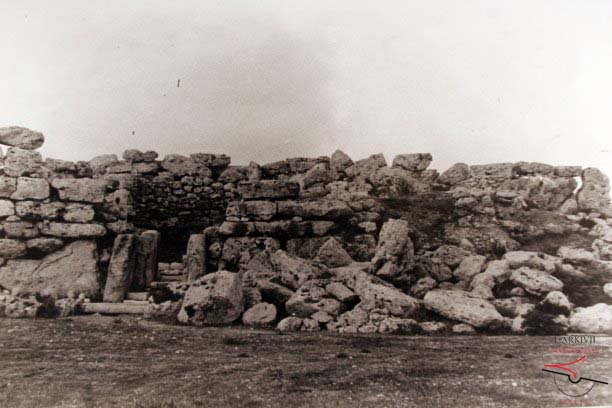 Ġgantija Temples' plaza between south and north temples