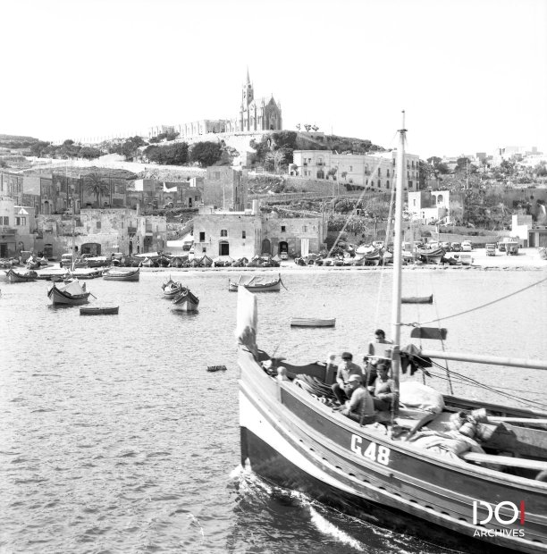 Traditional boat arriving at Mgarr Harbour