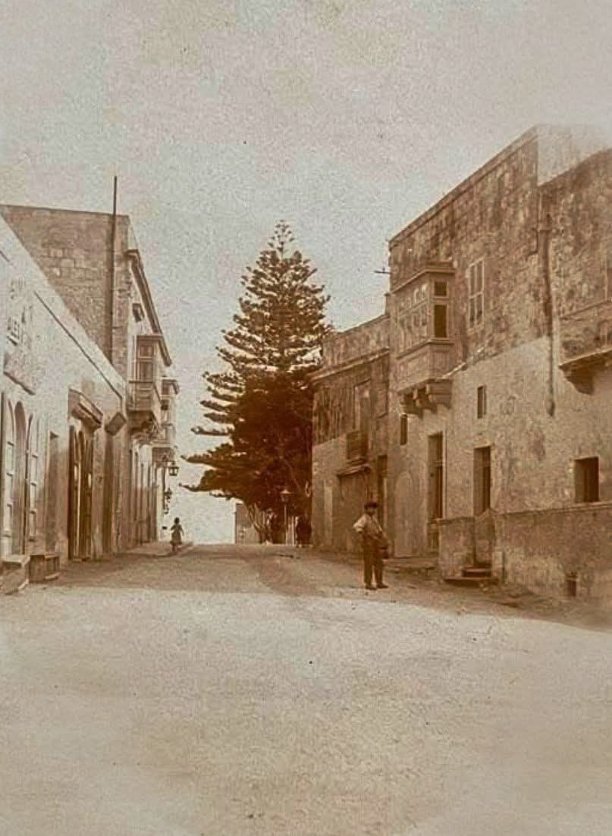 Pjazza Savina leading to It-Tokk