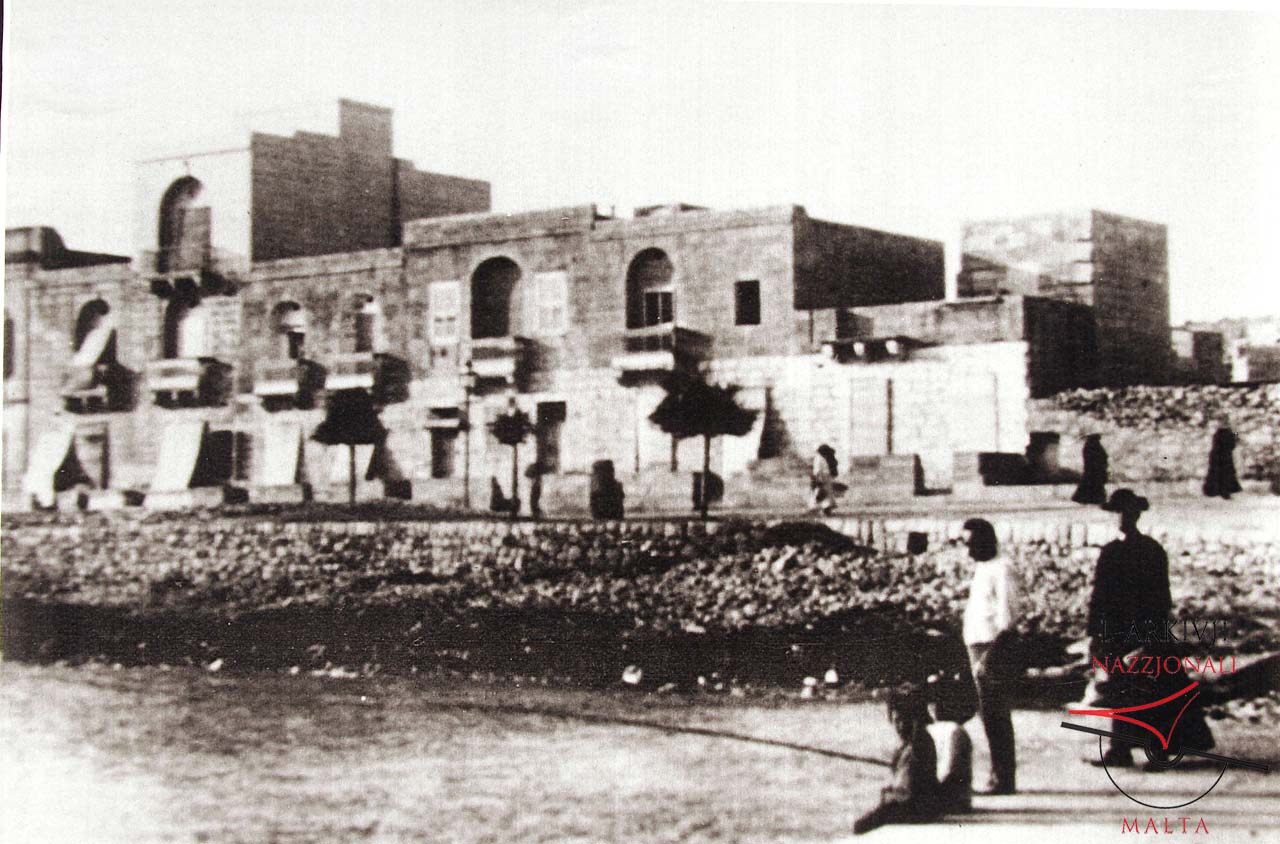 Strolling along Marsalforn front