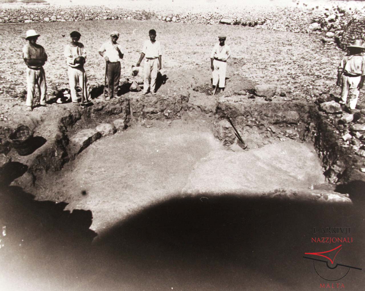 Ġgantija Temples - Cleaning perimeter wall