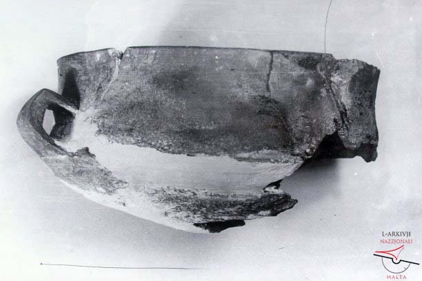 Ġgantija Temples - Pottery receptacle