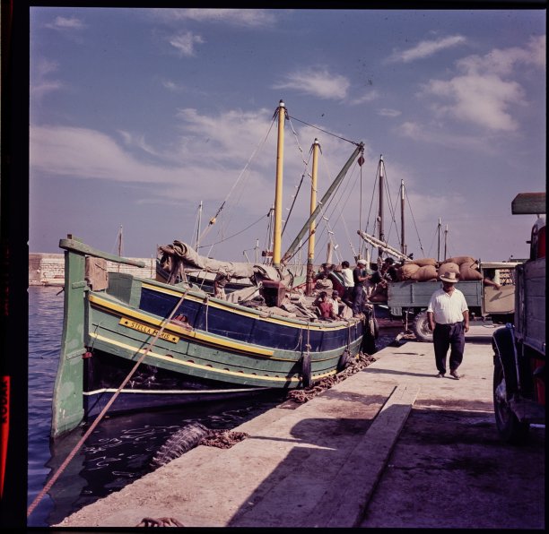 Cargo unloading at Mgarr
