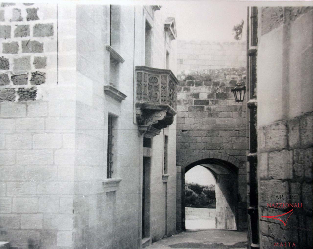 Bondì Palace and archway in the Citadel