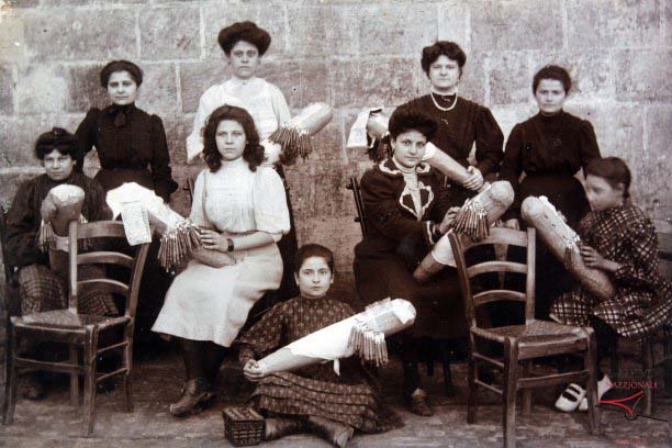 Lace makers at Casa Industriale