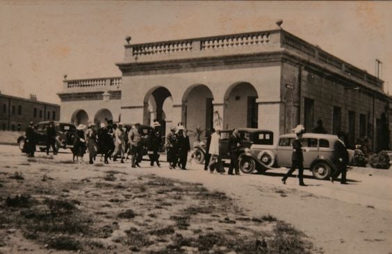 Governor of Malta leaving Fort Chambray hospital
